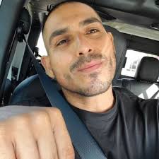 Espinoza Paz es acosado en pleno show; así lo intentaron besar a la fuerza 