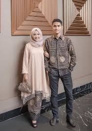Siapa tahu dapet gebetan baru di pinggir meja prasmanan. 30 Baju Kondangan Couple Modern Kekinian Terbaru 2019 Mode Abaya Kebaya Muslim Kemeja