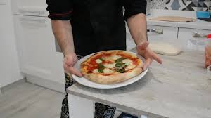 Pizza Napoletana Fatta A Mano E Cotta Nel Forno Di Casa Impasto Youtube Pizza Napoletana Pizza Forno