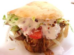 Il kebab nacque a causa della scarsa disponibilità di combustibile per la cottura in molte zone in oriente, per ciò si è resa necessaria una cottura per cibi. Kebab O Kebap Cos E Ricetta Alimentipedia It