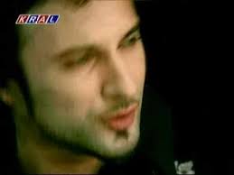 Oo oo ooo o da biliyor oo oo ooo o da seviyor oo oo ooo bile bile kafa tutuyor aşka,gözü kara o yine bildiğini okuyor. Tarkan Dudu Youtube