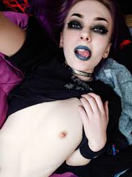 Yall like goth girls with tiny nipples? : r/TinyTits