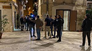 Spari a Bari Vecchia, donna colpita di striscio alla fronte