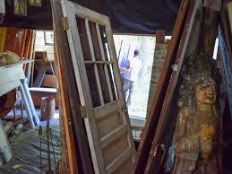 I saw this lovely home office & studio at meredith perdue (check out her dog photography, amazing!) and thought you would all enjoy a little peek. An Upcycled Door Becomes A Glass Top Coffee Table Diy