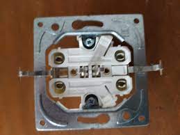 Steckdose anschließen einbauen 230v anleitung für steckdosen von z.b. Doppelsteckdose Von Busch Jager Installieren Doch Wo Kommen Die Kabel Rein Bei Den Alten Steckdosen Ist Mir Das Klar Aber Bei Dieser Siehe Abb 1 4 Elektrik Steckdose