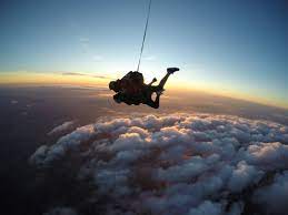 Ontdek de perfecte stockfoto's over skydiving sunset en redactionele nieuwsbeelden van getty images kies uit premium skydiving sunset van de hoogste kwaliteit. Skydiving At Night In Michigan Skydive Tecumseh