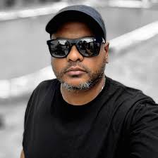 Why ES15P speakers have different placement?