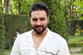 Ah eller üstünde çiçekler içinde. Bahtiyar Ozdemir Kimdir