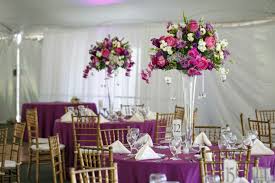 En optant pour des nappes colorées, vous allez rendre votre déco plus originale et allez cacher plus facilement les taches. 50 Idees Pour Une Jolie Table Du Mariage De Printemps
