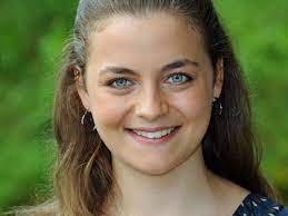 Ronja forcher ist seit 13 jahren die lilli gruber in der übererfolgreichen serie der bergdoktor! Der Bergdoktor Star Ronja Forcher Zeigt Sich Beim Berg Ausflug Mit Verlobten Stars