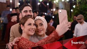 (inset) yuna with adam, who she described as her best friend. 5 Fakta Yuna Zarai Adik Ipar Bcl Yang Mendunia