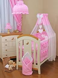Immerhin weiß ihr kleiner wirbelwind am besten, wo teddy, spielzeug & co. Babyzimmer Fur Madchen In Rosa Und Beige Himmelbett Mit Bandchen Und Herzen Kleine Kuscheltiere Babybetten Babybett Bett Ideen