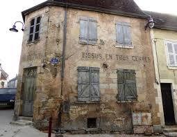 Des Signes Sur Les Murs Linge Et Tissus L Architecture Francaise Linge Facade Boutique