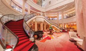 The queen mary 2 is no mere cruise ship, but a real ocean liner built with the extra structural the queen mary 2 usually sails from southampton at 17:00, arriving in new york 7 nights later at 06. Queen Mary 2 Kreuzfahrten 2021 Schiffsbewertung Bilder