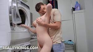 REALITY KINGS - Scarlett Jones, Alex Spitter - Check Out What I Can Do -  XNXX.COM