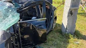 Colisão entre carro e poste deixa veículo 'abraçado' à estrutura em Curitiba - aRede