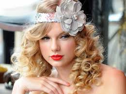Short curly hair is always chic and even supermodels like chrissy teigen has rocked the hairstyle on the runway. 7 Glamorous Curly Hairstyles That Taylor Swift Sported