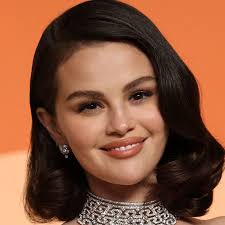 Martha Stewart Made the Most of a Canceled Flight With a Haircut and a  Thirst Trap Selfie — See the Photos