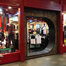 散歩デパート内装編のアップ写真入り口からのこのインパクトはお店を覚えるうえで強く心に残ると思います あの入り口がd文字になってるお店何てお店やったっけ のような会話がされることを想定しているかのよう ww これで品ぞろえで instagram pictures instagram