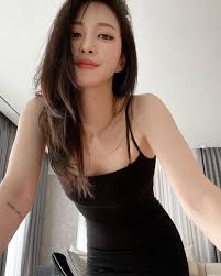 She wears her hairs in many different patterns. Han Ye Seul Fires Back At Malicious Netizen For Calling Her Flat Chested Kpophit Kpop Hit