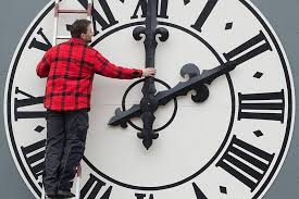 Az óraátállítás időpontja minden évben más dátumra esik, de az átállítás napja mindig vasárnap. Hetvegen Oraatallitas