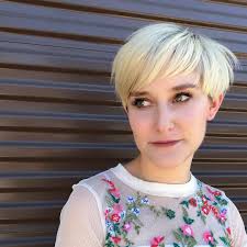 This style builds volume all the way around. 45 Best Short Hairstyles For Thin Hair To Look Cute