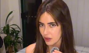 Miel influenceuse toute nue Découvrez des filles naturelles