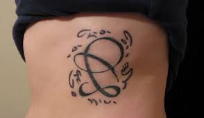Un superbe tatouage om tibetain affiche un esprit yoga. Tatouage Tibetain Homme Language Fr Tatouage Homme Attention Il Faut Eviter Le Soleil A Voici Le Tableau De Correspondance Des Nombres Tibetains Define Loves