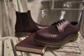 dr martens taiwan 本季秋冬3989 雕花款與2976 切爾西靴 以經典做革新設計 使用優質的brando皮革拼接高級防水麂皮 內縫式鞋底並附有皮質鞋墊 精細的拼接做工 讓您在秋冬裡更添低調奢華的搭配質感 dress shoes men oxford shoes dress shoes