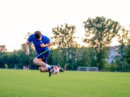 Corner kick adalah tendangan yang di lakukan dari sudut lapangan karna bola telah melewati gawang dan menyentuh salah satu pemain bertahan. Ybgqfdhgrjs2pm