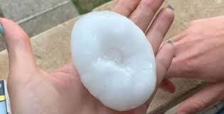 Grandine e maltempo che hanno lasciato il segno, con disagi, alberi sono infatti oltre 50 gli interventi della polizia locale di roma capitale legati alla pioggia e a tratti alla grandine caduta oggi pomeriggio grandine oggi. Maltempo Travolto Il Nord Italia Frane Tornado E Grandine Grossa Come Uova Le Immagini Open