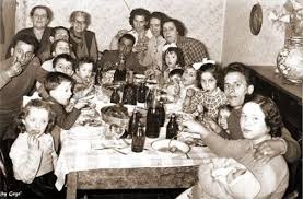 I menù per il pranzo della domenica sono tutti a tema, oltre che tenere conto della stagione hanno un loro filo conduttore, può essere un colore, un alimento, ad esempio menù di pesce, o di carne, o vegetariani, oppure può essere una regione, e ogni mese la cucina povera.la filosofia di base del menù per il pranzo della domenica è comunque quella di costruire un pasto armonico e. Nostalgie Del Passato Il Pranzo Della Domenica Con Tutta La Famiglia Molfetta Discute Magazine