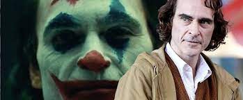 Il joker con joker che gioca a carte, joker batman academy award come miglior attore in un film di supporto, batman joker the dark knight, riconoscimento accademico, batman png. Effetto Joker Pauroso Schianto Per L Attore Joaquin Phoenix Secolo D Italia