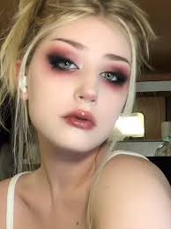 Holly Donnell (hollygofightly)