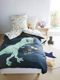 Les parures de draps :composée d'un drap et d'une ou deux taies d'oreillers coordonnées et généralement associé à une couverture pour un. Parure Reversible Housse De Couette Taie D Oreiller Enfant Dino Rama Bleu Encre Imprime Vertbaudet