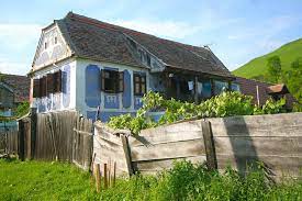 Urmatoarea constructie cu tavan inalt si inclinat este perfecta pentru o casa la tara. Sate Parasite Din Transilvania Isi Cauta Locuitori Salvarea Esti Tu Omul De La Oras Mobile