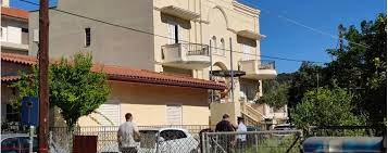 Στη συνέχεια έφτασαν στα γλυκά νερά αστυνομικοί του τμήματος ανθρωποκτονιών, το οποίο διενεργεί προανάκριση για την υπόθεση, καθώς και κλιμάκιο της ασφάλειας. Mn2xkaplvra Lm
