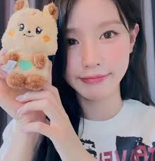 所以真的不一起擁有一隻微笑麵娃嗎~🥺 盒娃是有帶卡的，吊飾沒有唷妮盒娃&吊飾也還有貨