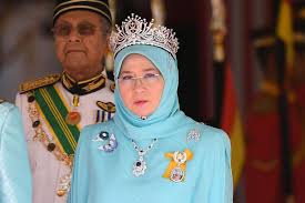 Der sultan von johor, sultan ibrahim sultan iskandar, warnte alle restaurantbesitzer im staat, sollten sie nicht sofort den verkauf von exotischem fleisch einstellen, würden sie hart bestraft werden. Lucas Szkopinski On Twitter Sultan Iskandar Of Johor Served As Yang Di Pertuan Agong Viii Which Makes Queen Azizah A Daughter And A Wife Of Two Kings Of Malaysia Hm S Brother Sultan Ibrahim