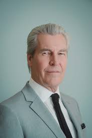 In New Role, Terry J. Lundgren Steps Down But Not Out