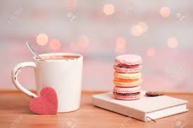 Weitere ideen zu guten morgen, guten morgen lustig, guten morgen gruss. Bunte Makronen Die Auf Buch Mit Tasse Kaffee Und Wenigem Herzen Uber Weihnachtslichtern Bleiben Guten Morgen Geringe Tiefenscharfe Lizenzfreie Fotos Bilder Und Stock Fotografie Image 66374137