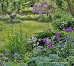 hoe maak je van een donkere dichtbegroeide tuin een hof vol bloemen en kleur in ieder seizoen dat was de uitdaging bij deze tuin natuurlijke tuin bloementuin