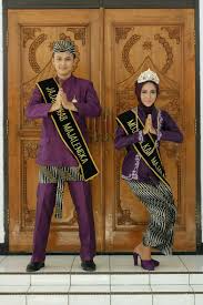 Untuk lebih jelasnya yuk kita bahas satu persatu adat atau budaya di desa pinangraja kecamatan jatitujuh kabupaten majalengka ini. Baju Pengantin Adat Jawa Barat Radea