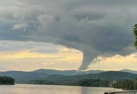 A tornádó időtartama néhány perctől néhány óráig változik. Tornado Erhetett Foldet Budapesttol Eszakra Foto Metkep