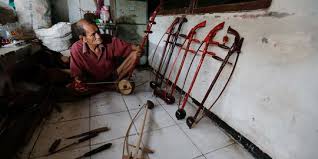 Suku betawi memiliki keragaman seni dan budaya yang masih tetap terjaga hingga saat ini. Foto Kisah Pembuat Alat Musik Tehyan Kehilangan Pesanan Akibat Pandemi Merdeka Com