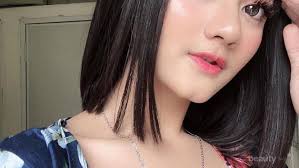 Apabila kamu memiliki rambut pendek, cobalah gaya rambut wanita blunt bob atau bob pendek sebahu dengan potongan bagian bawah yang rata. Potongan Rambut Sebahu Ini Akan Jadi Trend Di Tahun 2019