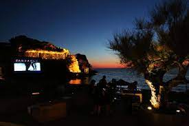 Il cameriere del ristorante con terrazza sulla spiaggia di capo miseno, nel cuore dei campi flegrei, ieri era sconcertato. Cinema Sotto Le Stelle Sulla Spiaggia Del Nabilah Con Aperitivo Al Tramonto E Cena In Riva Al Mare Napoli Da Vivere