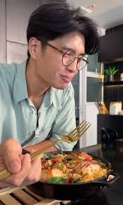 Chồng Ngô Thanh Vân chống nạng vẫn vào bếp, vừa nằm viện về còn đau đã tập  tễnh chiều vợ làm món ngon