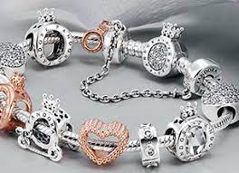 A beautiful bracelet featuring all of the new blush coloured charms for fall! Charms Bezaubernde Anhanger Fur Dein Armband Pandora