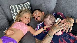 Мать рэпера тимати симона юнусова поздравила певицу алексу с крещением ее дочери арианы. Idealnyj Papa Timati Otdyhaet S Detmi Na Beregu Okeana